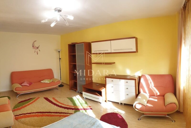 Sebastian, garsoniera 42 mp, balcon, AC, 350 €/luna.