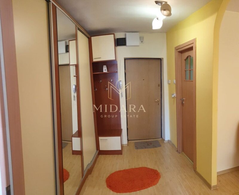 Sebastian, garsoniera 42 mp, balcon, AC, 350 €/luna.